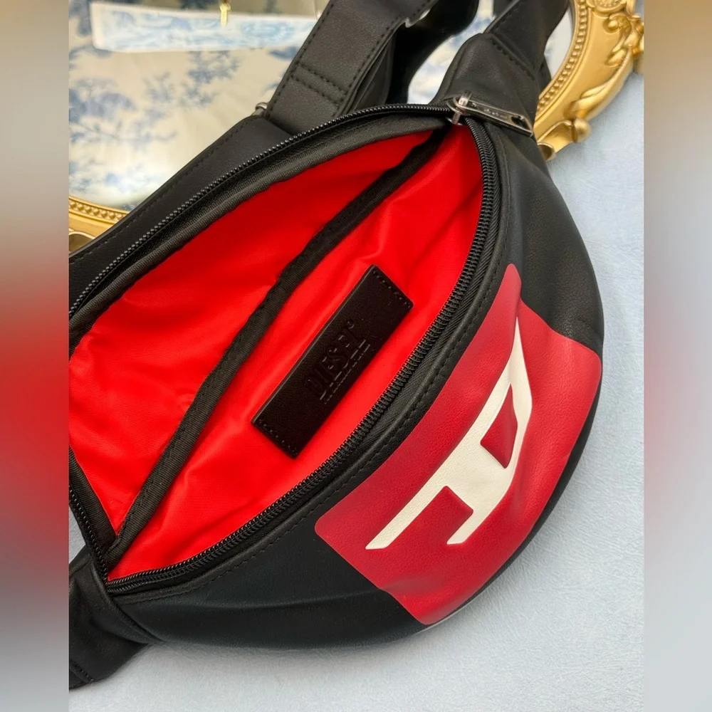 🆕 DIESEL 🧿 NWOT Faux Leather KOINBE Bum Bag with Contrasting Logo, Navy & Red